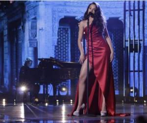 Angie interpretó 'Remolino' de Amaury Gutiérrez, luciendo un hermoso vestido de satín rojo con una abertura en la pierna. Foto: Cortesía.
