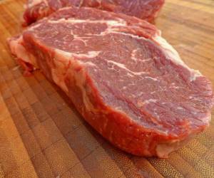 Las autoridades recomendaron a la población abstenerse por un tiempo del consumo de carnes rojas.