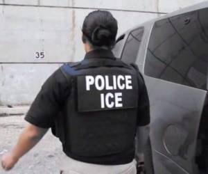 Foto de los agentes de ICE realizando operativos.
