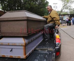 Los ataúdes de los hermanos Murillo Salgado fueron llevados en un mismo carro. Fotos Estalin Irías / EL HERALDO