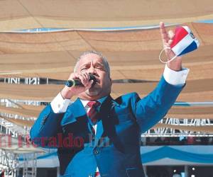 Héctor ‘El Torito’ Acosta cantando en la toma de posesión de la presidenta Xiomara Castro de Zelaya.