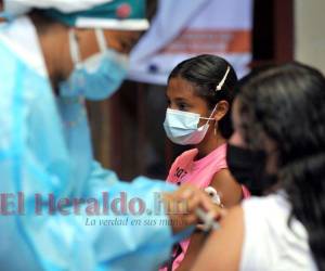 Los menores deben ser acompañados por uno de sus padres o persona a cargo, además de presentar su partida de nacimiento.