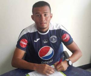 Walter Martínez se vistió con la camiseta de Motagua y firmó el contrato que lo une al club por dos años (Foto: Cortesía)