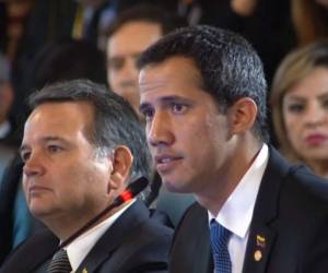 Guaidó solicitó un minuto de silencio por las víctimas de la 'masacre' que sufrió Venezuela el sábado reciente. (Foto: Noticias Caracol)