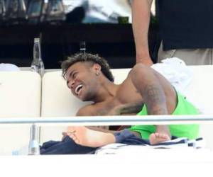 El brasileño Neymar se muestra relajado en sus cortas vacaciones en Saint-Tropez, Francia. (Fotos: Agencias/AFP/Redes)