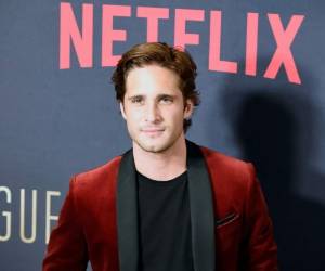 El actor mexicano Diego Boneta posa para fotógrafos durante la alfombra roja de la serie 'Luis Miguel' de Netflix en la Ciudad de México el 17 de abril de 2018. Foto AFP