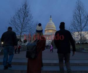 Unas personas caminan por el Capitolio el ,martes 1 de enero del 2019, durante la segunda semana del cierre parcial del gobierno, en Washington. (AP Foto/J. Scott Applewhite).