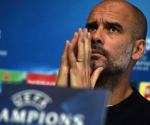 Pep Guardiola acaricia la UEFA Champions League. Foto:AFP