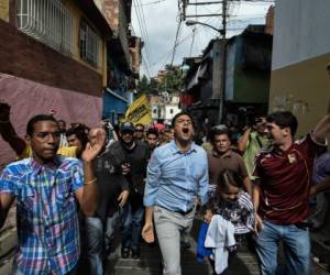 Carlos Ocariz, alcalde de Caracas y candidato a gobernador por el estado de Miranda, grita por las calles mientras conduce una masa rumbo a las urnas. Foto: Agencia AFP.