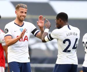 El defensor belga del Tottenham Hotspur Toby Alderweireld (L) celebra con el defensor marfileño del Tottenham Hotspur Serge Aurier (R) en el campo después del partido de fútbol de la Premier League inglesa entre el Tottenham Hotspur y el Arsenal en el estadio Tottenham Hotspur en Londres, el 12 de julio de 2020.