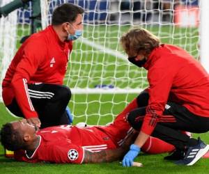 El defensor del Bayern Múnich sufrió una recaída de una lesión muscular que obligó a que fuera sustituido el pasado miércoles. Foto: AFP