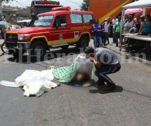 Así quedaron los dos cuerpos de madre e hija en la zona de El Carrizal, en la capital de Honduras. (Fotos: Estalin Irías / EL HERALDO)