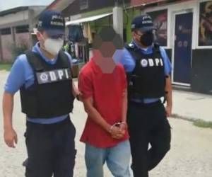 Esta persona fue detenida en la aldea El Tablón de Santa Bárbara.