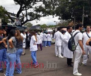 Médicos del Hospital Escuela realizaron asambleas informativas afuera del centro asistencial. Foto Alex Pérez / EL HERALDO