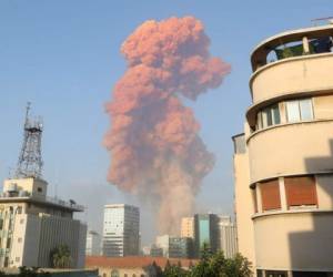 El humo anaranjado provocado por la explosión se podía observar desde varios puntos de la ciudad. Foto: AFP