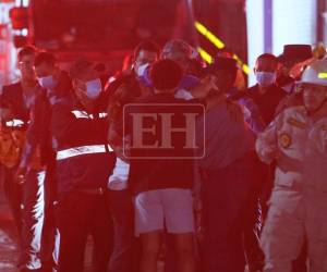 Rescatan cuerpo de empleada y buscan a dos desaparecidos por derrumbe en el anillo periférico.