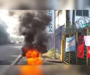 Frente al portón principal de la Serna, los colectivos de Libre quemaron llantas y pusieron banderas para evitar el paso.