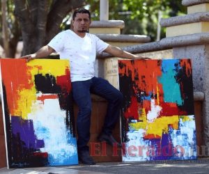 Con más de una década en el plano artístico, primero explorando el figurativismo y poco más tarde evolucionando a la abstracción, el pintor Yimy Santos llevará su obra a Buenos Aires, Argentina. Fotos Emilio Flores| EL HERALDO