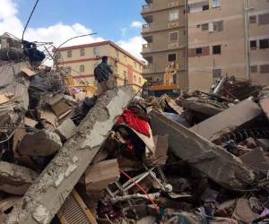 Excavadoras laboraban entre os escombros en el sitio en el barrio de el-Salam.