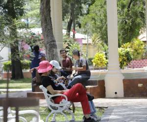 La convivencia entre las familias y los vecinos de Humuya es palpable en sus calles. Aquí varios grupos de personas en amena plática en el parque municipal de este pintoresco municipio.