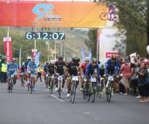 Los primero en arrancar la carrera fue la categoría Élite Varones Ruta. Foto: David Romero/Stalin Irías/Alex Pérez/Johnny Magallanes/EL HERALDO