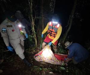 Miembros del Cuerpo de Bomberos rescataron el cuerpo de Julián Dominguez López y lo entregaron a las autoridades competentes para que realizaran el reconocimiento.