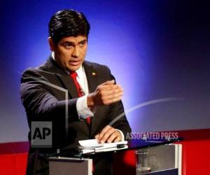 El presidente de Costa Rica, Carlos Alvarado, tuvo que ser protegido por su seguridad para no se agredido. Foto: Agencia AFP.