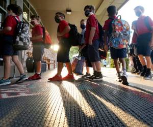 Los gobernadores insisten en que usar mascarillas afecta la educación y hacen poco para evitar los contagios.