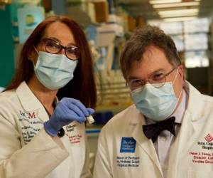 María Elena Bottazzi sostiene una muestra de la vacuna Cobervax junto a Peter Hotez, director del Centro para el Desarrollo de Vacunas del Texas Children's Hospital. Foto: Cortesía.