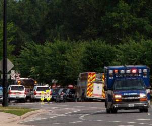 Un vehículo de emergencia se ve cerca de la intersección de Princess Anne Road y Nimmo Parkway luego de un tiroteo en el Centro Municipal de Virginia Beach el viernes 31 de mayo de 2019 en Virginia Beach, Virginia. Foto: Kaitlin McKeown / The Virginian-Pilot a través de AP