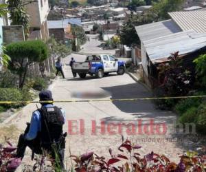 Autoridades policiales llegaron hasta la zona luego de los reportes que realizaron los vecinos sobre la muerte de una persona. Foto. Estalin Irías | EL HERALDO.
