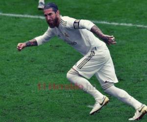 El defensor del Real Madrid Sergio Ramos celebra tras marcar un gol durante el partido de fútbol de la Liga española entre el Athletic Club de Bilbao y el Real Madrid en el estadio de San Mamés en Bilbao el 5 de julio de 2020. / AFP / ANDER GILLENEA