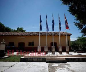 Parte frontal del cuartel de Francisco Morazán, flanqueado por cinco banderas. Fotos: Emilio Flores / EL HERALDO.