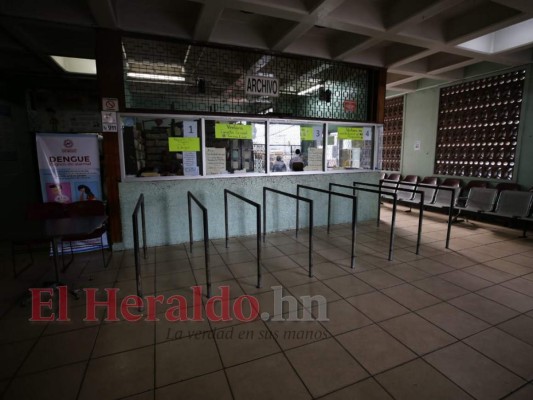 Tras el colapso de los hospitales por la epidemia de dengue que vive el país, la Secretaría de Salud determinó mantener abiertos los centros de salud hasta las 7:00 de la noche. Foto: Jimmy Argueta/EL HERALDO.
