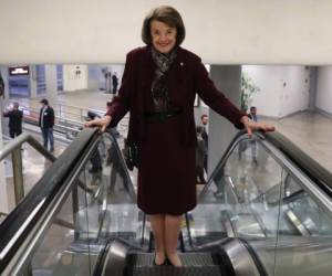 La senadora republicana Lisa Murkowski camina por el Capitolio de Estados Unidos. Foto AFP