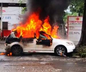 El vehículo tipo taxi tomó fuego al momento en que iba a ser cargado con gas en SPS.