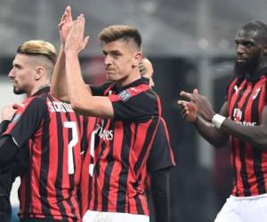 Krzysztof Piatek y Tiemoue Bakayoko del AC Milan. (AFP)