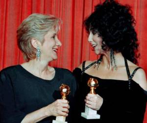 En esta foto del 24 de enero de 1988, Olympia Dukakis y Cher posan tras ganar el Globo de Oro a la mejor actriz de reparto y a la mejor actriz, respectivamente, por 'Moonstuck', en Beverly Hills, California. Foto: AP.