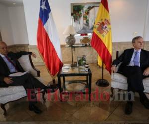 Los embajadores de Chile, Enrique Barriga y de España, Guillermo Kirkpatrick. Foto: Johny Magallanes / EL HERALDO.
