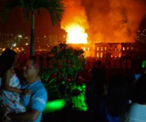 Imágenes aéreas de TV Globo mostraron el majestuoso edificio, que ocupa una extensión de más de 13.000 metros cuadrados en el norte de la capital carioca, devorado durante horas por enormes llamas.