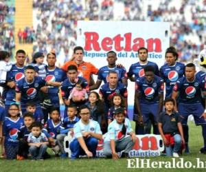 Jorge y Génesis -parte inferior de la foto- posan con el equipo titular de Moatgua que enfrentó al Marathón (Foto: David Romero/EL HERALDO)