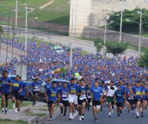 Miles de participantes en el arranque de la carrera por la 21 de Octubre.