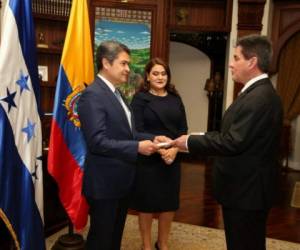 Los embajadores presentaron sus credenciales en horas de la tarde al mandatario Juan Orlando Hernández.