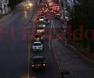La cola de vehículos comenzó desde las 4:00 de la tarde en diferentes sectores de Honduras. Foto: Jimmy Argueta/EL HERALDO.