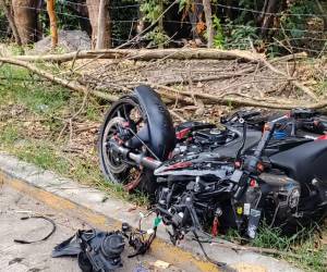 La motocicleta de la víctima quedó tirada a un costado de la carretera. El cuerpo quedó a pocos metros de distancia. El pasajero, quien resultó herido, fue trasladado al Hospital Escuela.