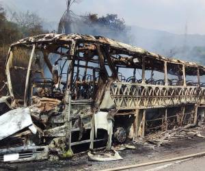 Captan bus cuando estalla en llamas tras colisionar con pick up en Taulabé