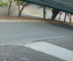 El video captó cómo iba de acelerado el automotor antes de estrellarse contra el muro perimetral de la vivienda.