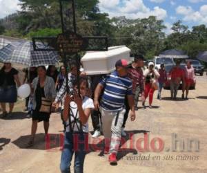 Momento en que llevaban el ataúd de la pequeña Nataly al cementerio.