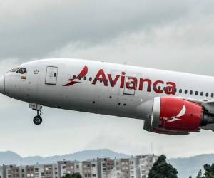 La aerolínea anunció que 12.000 de sus más de 20.000 empleados tomarían licencias no remuneradas.