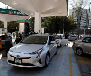 Vehículos se forman para llenar sus tanques en una gasolinera de la Ciudad de México, el miércoles 9 de enero de 2019.